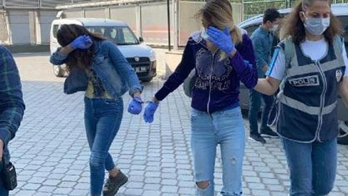 Çaldıkları altınları polis otosuna saklamışlar