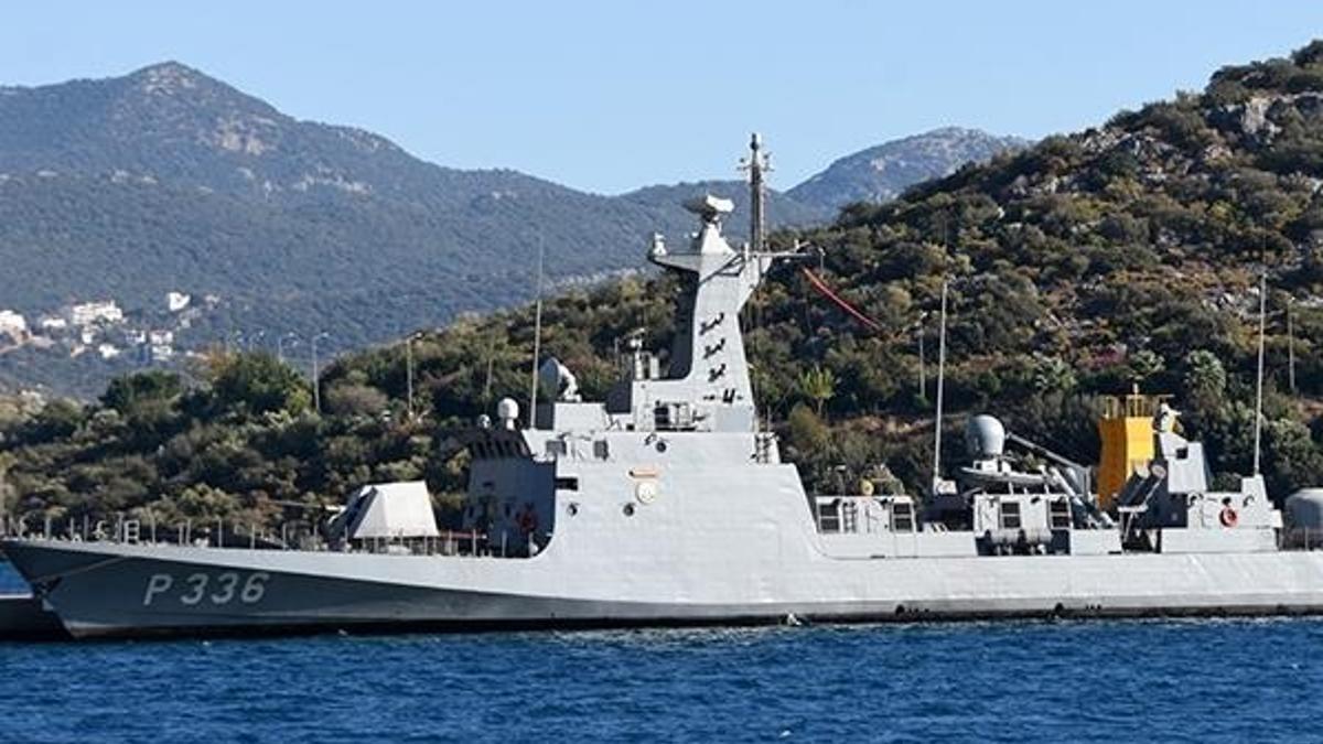 Türk fırkateyni, Kaş Limanı'nda bekleyişini sürdürüyor