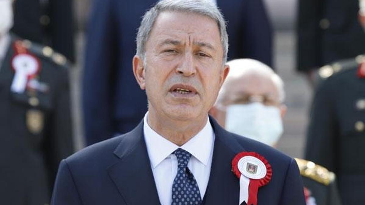 Bakan Akar'dan kritik telefon! Cephede cevabı verecektir!