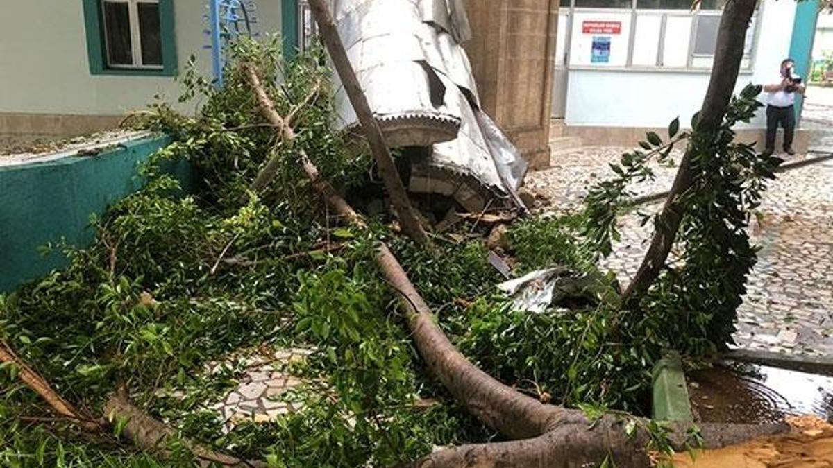 Kumluca'da dolu ve fırtına! 1 kişi hayatını kaybetti