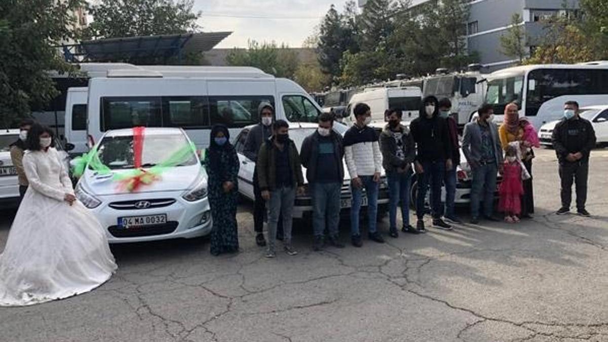 Düğün konvoyu gibi süsleyerek gizlemek istediler ama başaramadılar!