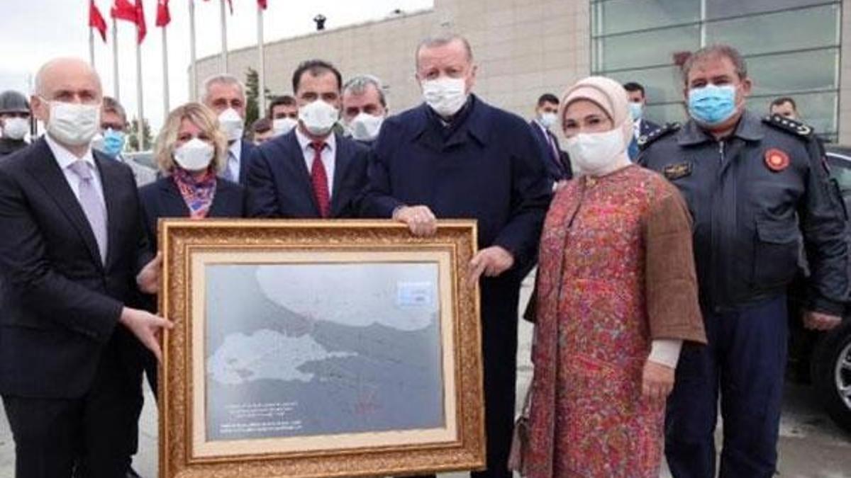 Cumhurbaşkanı Erdoğan'a 15 Temmuz'da çizdiği rota hediye edildi!
