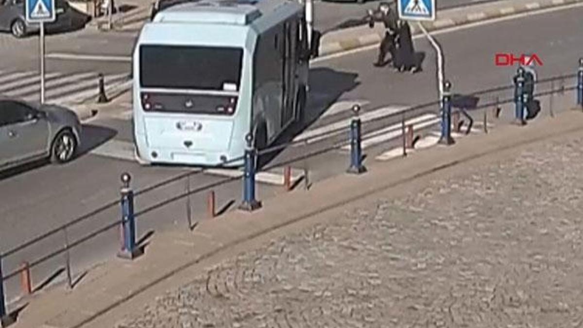 Tuzla'da minibüs şoförü yaşlı çift için yolu kesti