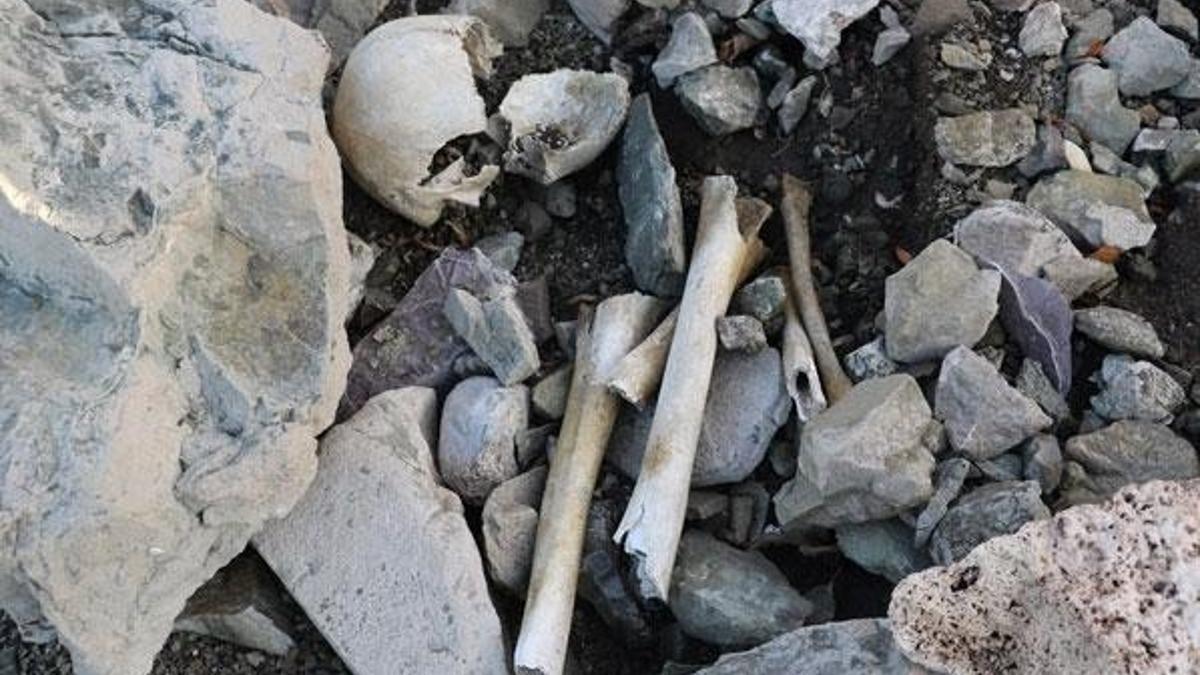 Mezarlık sular altında kalınca insan kemikleri yüzeye çıktı!