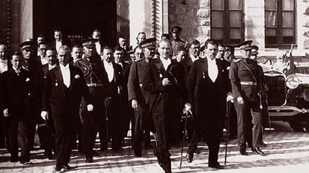 Cumhuriyet nasıl ilan edildi? Cumhuriyet ne zaman bayram olarak kutlanmaya başlandı?
