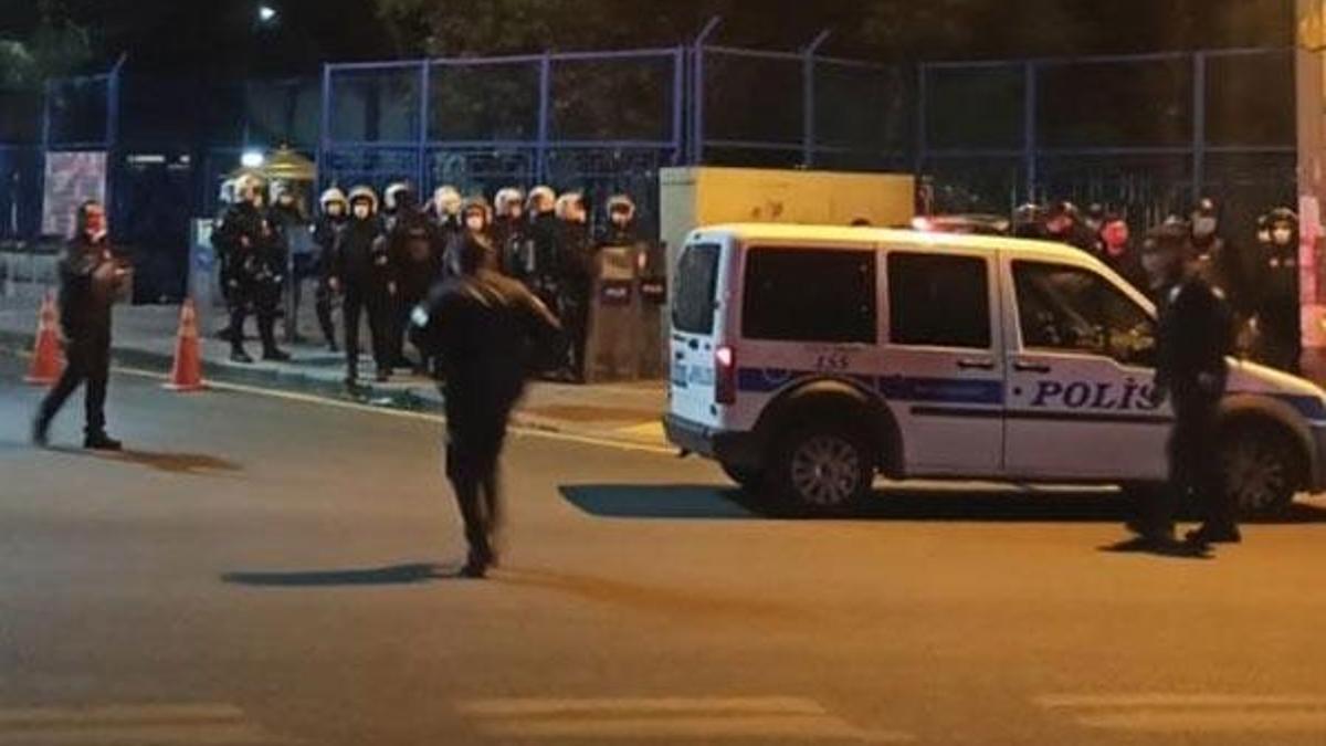 İntihar eden gencin yakınları, hastaneyi ve polisi taş yağmuruna tuttu