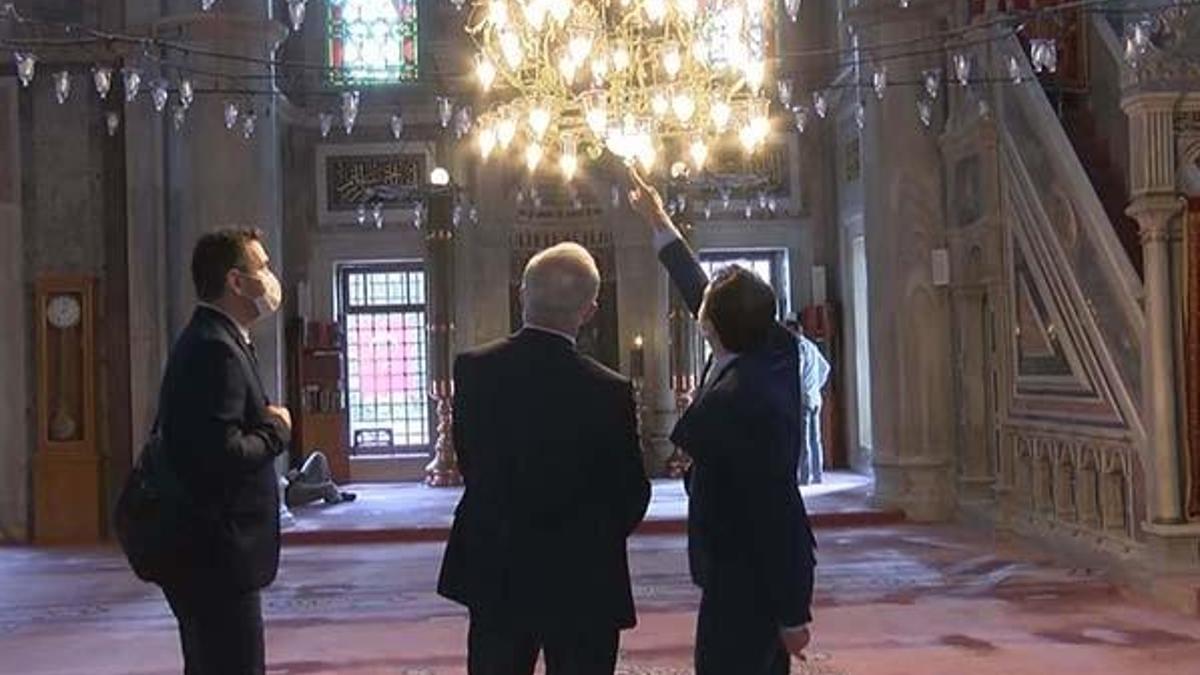 Laleli Camii'nde eleştirilere neden olan ampuller değiştiriliyor