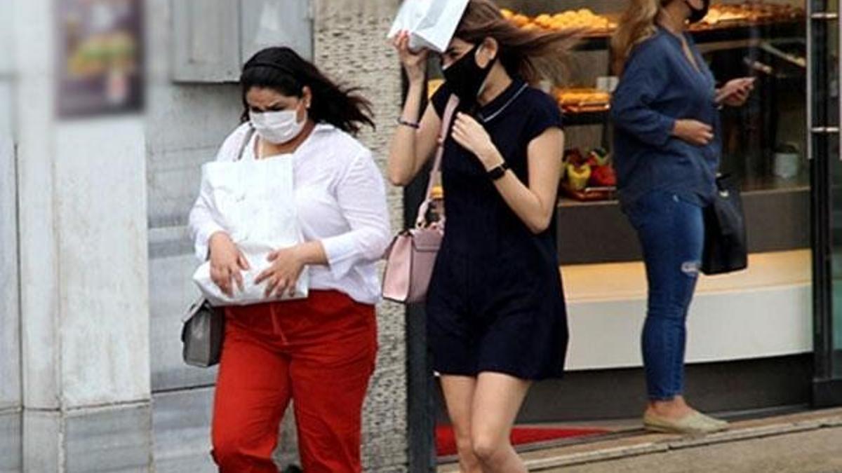 İstanbul'da yağış etkili oldu! İş yerlerini su bastı, yollar göle döndü