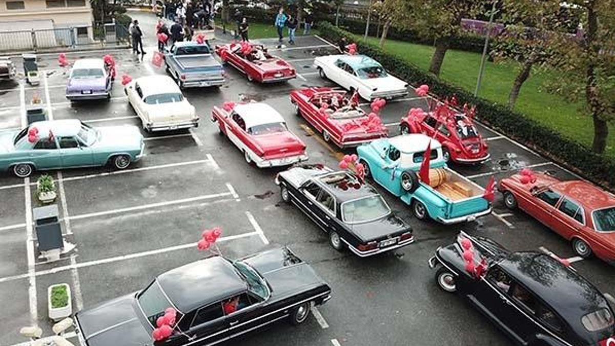 Kadıköy'de klasik otomobillerden Cumhuriyet konvoyu