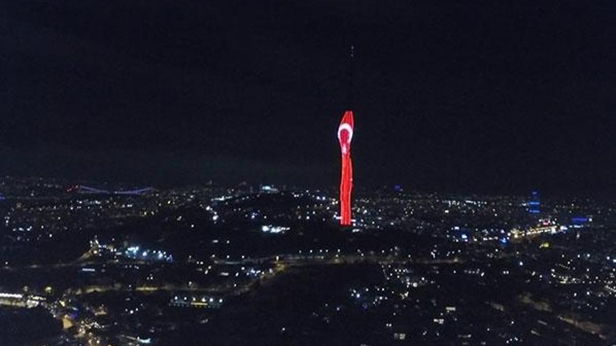 Küçük Çamlıca Kulesi'ndeki ışık gösterisi büyüledi!