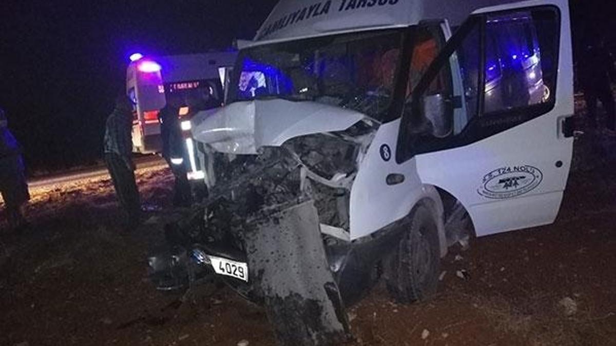 Traktör ile yolcu minibüsü çarpıştı: 8 yaralı