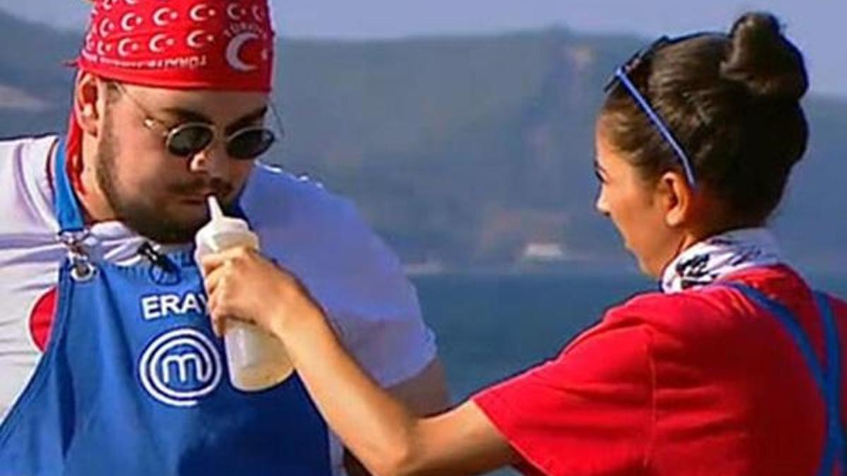 MasterChef'te Ayyüce sirkeyi yanlışlıkla Eray'ın burnuna sıktı!