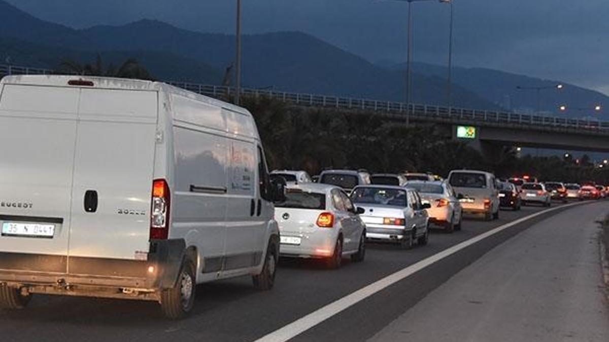 İzmir- Çeşme Otoyolu'nda 'deprem' yoğunluğu