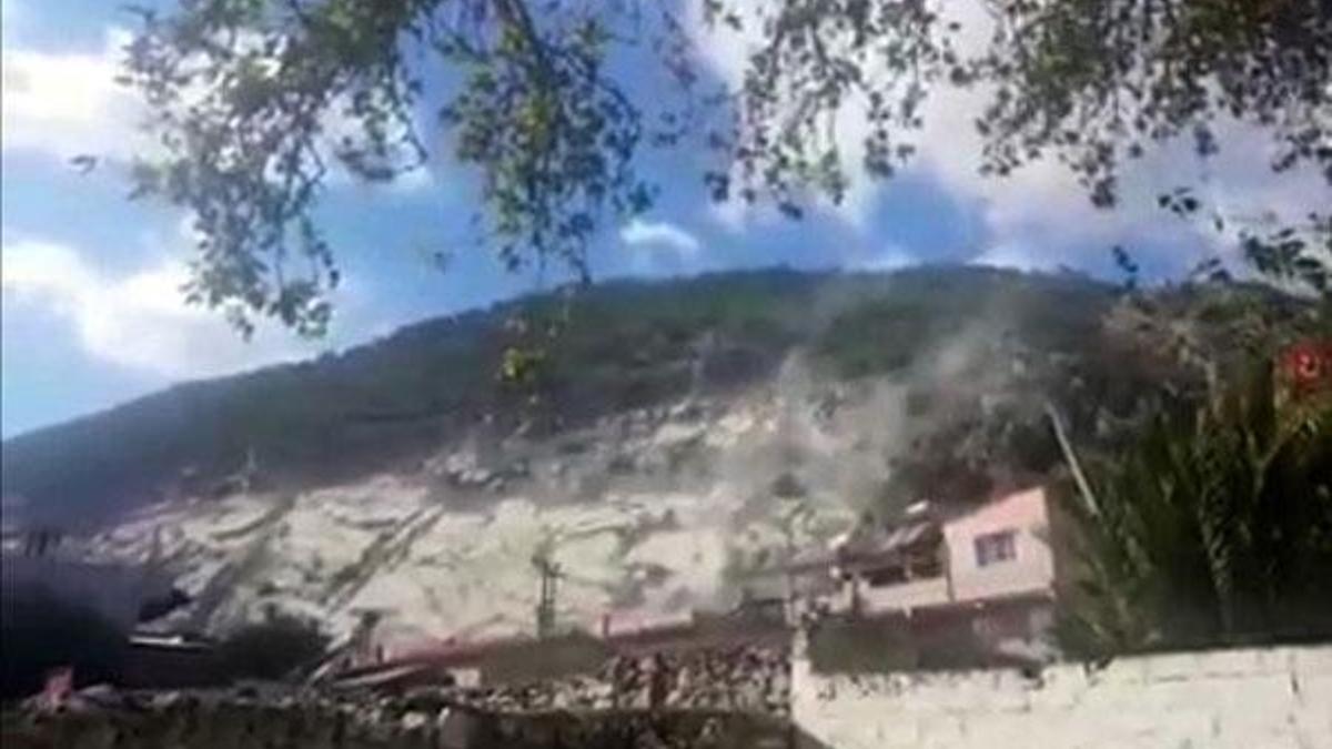 Deprem anında korkutan olay! Kaya parçaları koptu