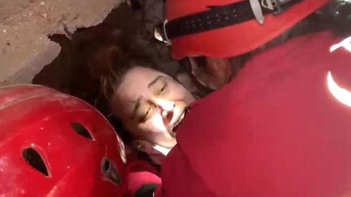 Buse kurtarıldı! Türkiye enkaz altından sesini duydu...