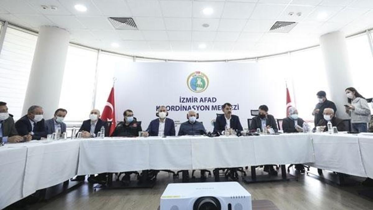 Bakanlar deprem bölgesinde! 100 kişi kurtarıldı
