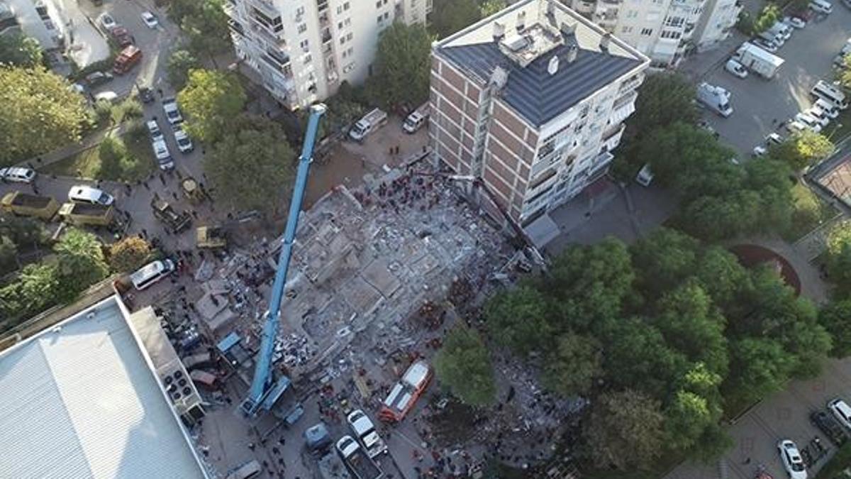 İzmir’de enkaz altındaki anne ve 4 çocuğuna ulaşıldı ve enkazdan çıkarıldılar...