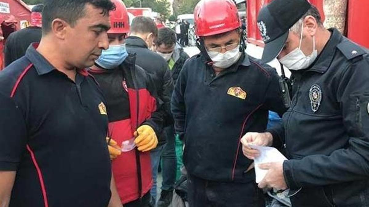 İzmir'de enkazda buldu hemen polise teslim etti!