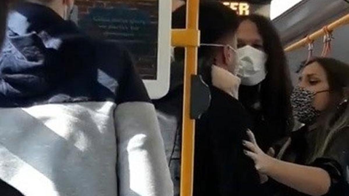 Metroda 'neden sarılıyorsun' kavgası