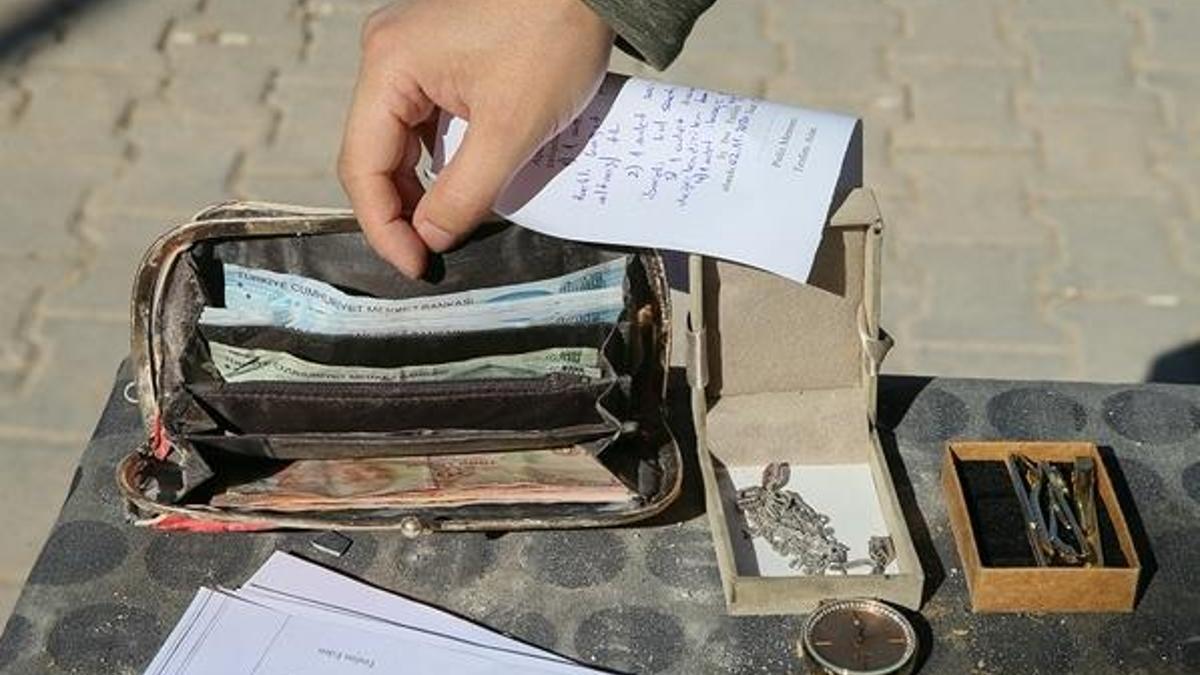 İzmir'de bina enkazından çıkan eşyalar Kızılay çadırında 'bir umut' bekliyor
