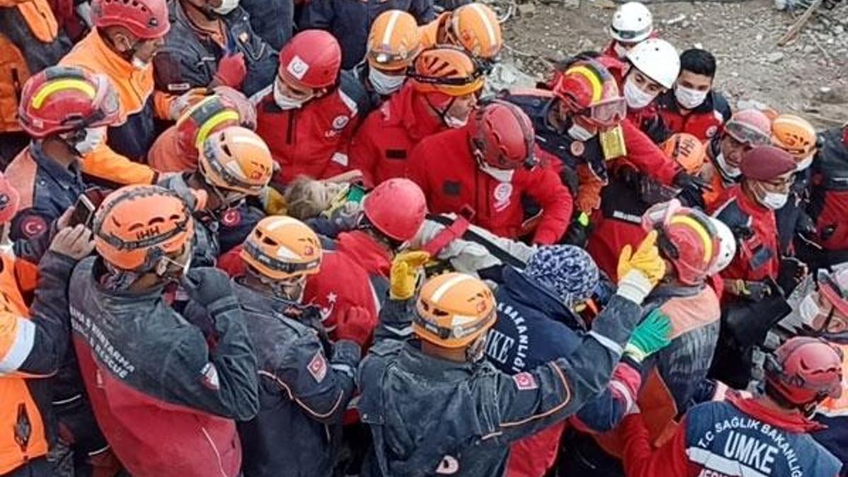 Depremin 65. saatinde mucize! 3 yaşındaki Elif sağ çıkarıldı!