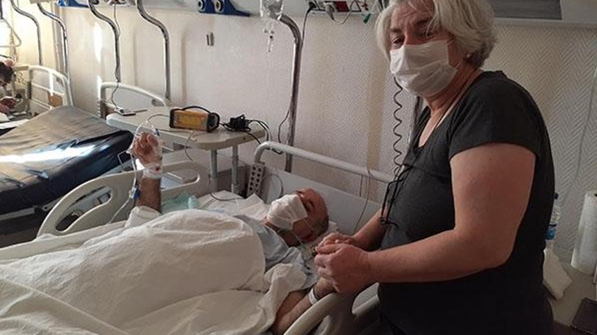 Kaburgalarındaki kırıklara rağmen kapı camını kırıp torunu ile eşini kurtardı