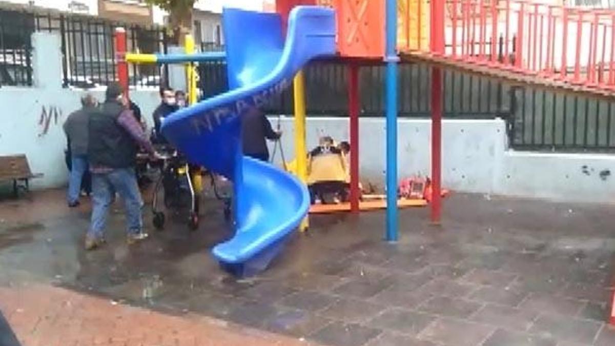 Evde temizlik yapan genç kadın 4. kattan aşağıya düştü!