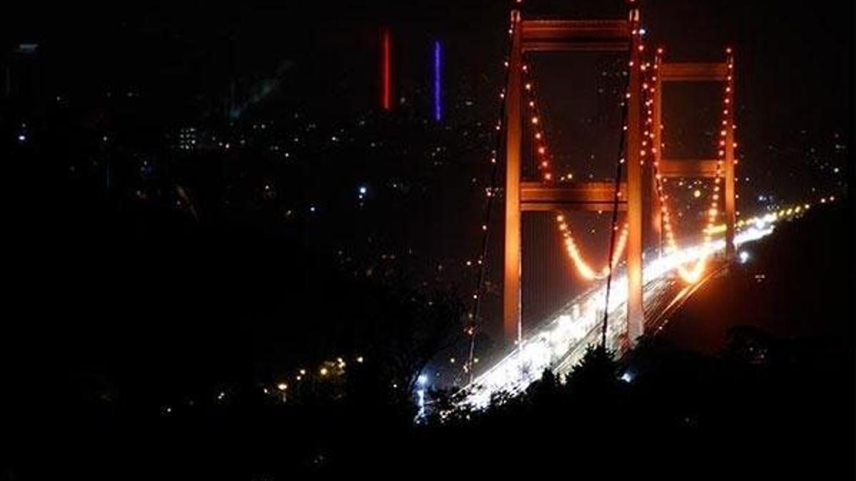 Fatih Sultan Mehmet Köprüsü turuncu renge büründü