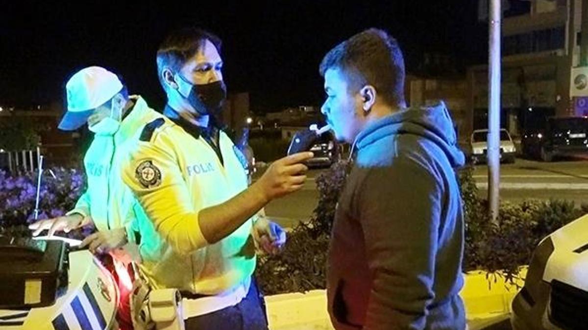 Alkolmetreyi üfleyemeyince polis, 'Balona üfler gibi üfle' diye tarif verdi
