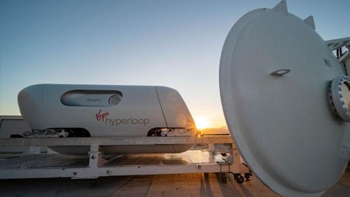 Virgin Hyperloop, içinde yolcu bulunan kapsülle yüksek hızlı sürüşü  test etti