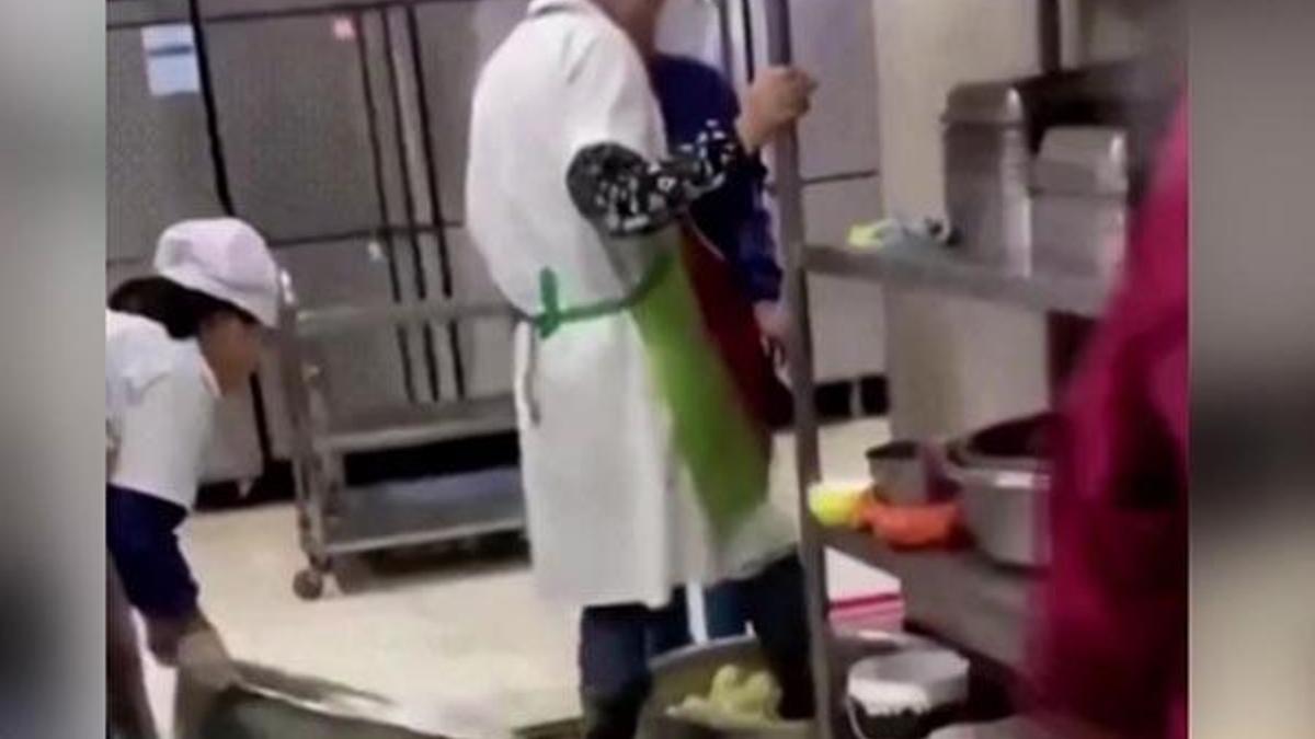 Çin'deki üniversite kantininde skandal anlar! Kamera kaydetti