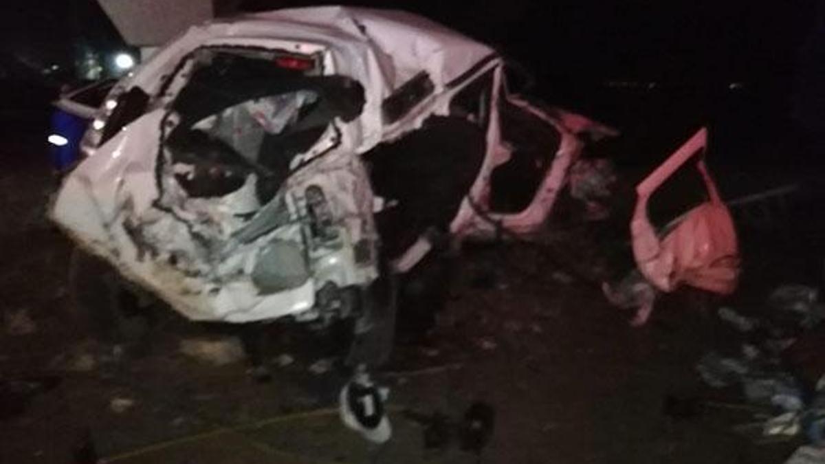 Gece yarısı feci kaza: 2 ölü, 3 yaralı
