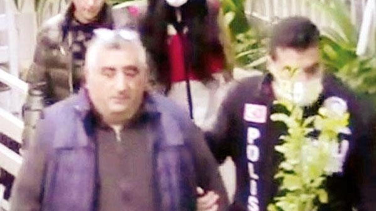 Sahte raporla komşusunun dairelerini sattı