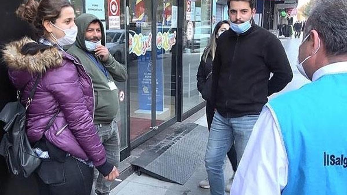 Caddede sigara içen gence şaşırtan soru: Delikanlı, 900 liran var mı?