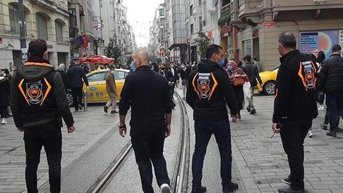 Ekipler Taksim’de sigara kuralına uymayanlara göz açtırmadı!