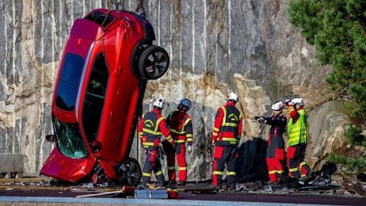 10 yeni aracı 30 metreden aşağı attılar! İşte o anlar...