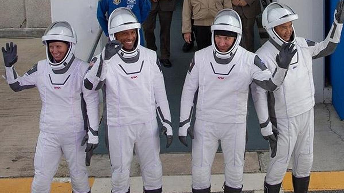 NASA ve SpaceX, 4 astronotu uzaya gönderdi