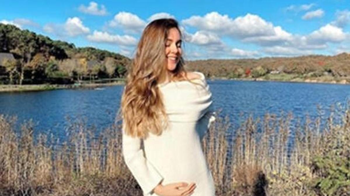 Berfu Yenenler doğacak bebeğinin adını açıkladı