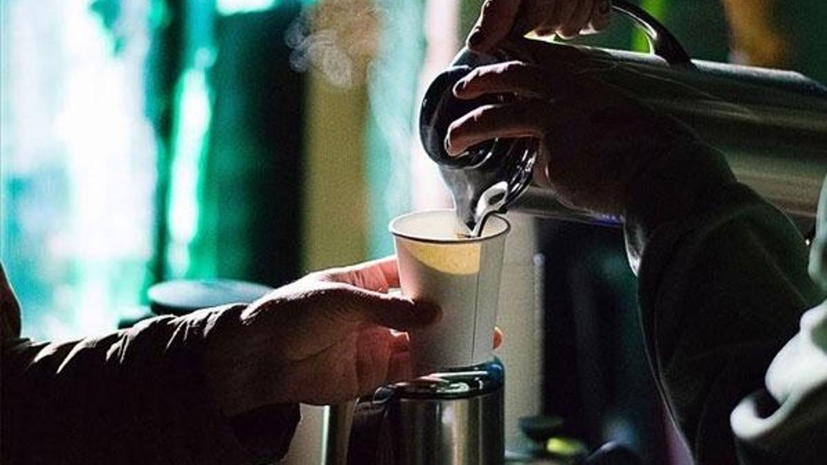 Kağıt bardaklar sıcak sıvıyla temas ettiğinde yüksek düzeyde mikroplastik parçacık açığa çıkıyor