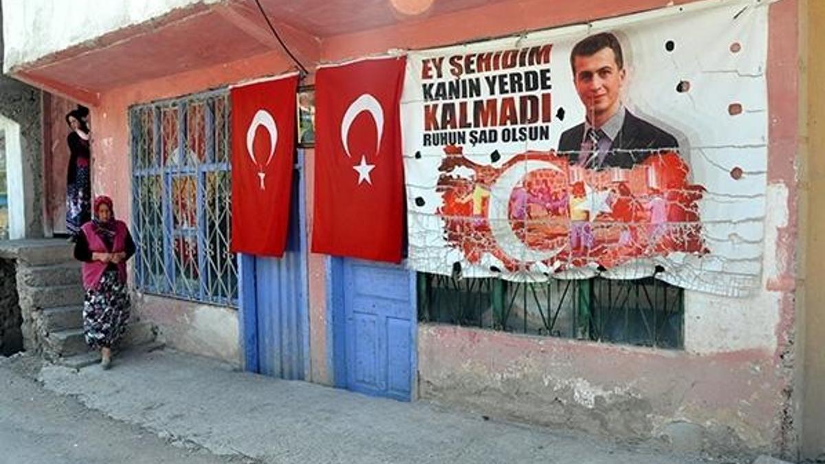 Şehit öğretmenin ailesinden, teröristin evine taziyeye giden HDP'lilere tepki
