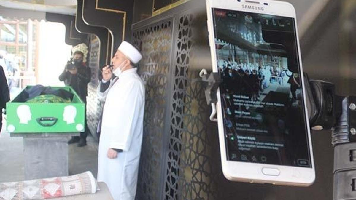 Belediye başkanı, babasının cenazesini canlı yayından takip etti