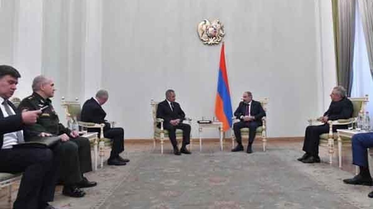 Rus bakanların Ermenistan ziyareti protestoların gölgesinde başladı