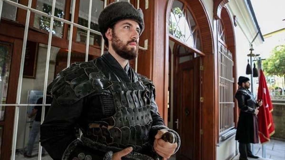 Saygı nöbeti nedir? Osman Gazi Türbesi önünde Alpler neden saygı (sancak) nöbeti tutuyor?