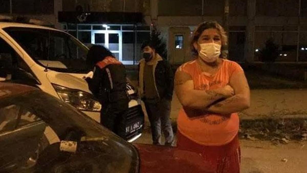 Kısıtlamada sokağa çıktı, cezayı yiyince gazetecilere tükürdü