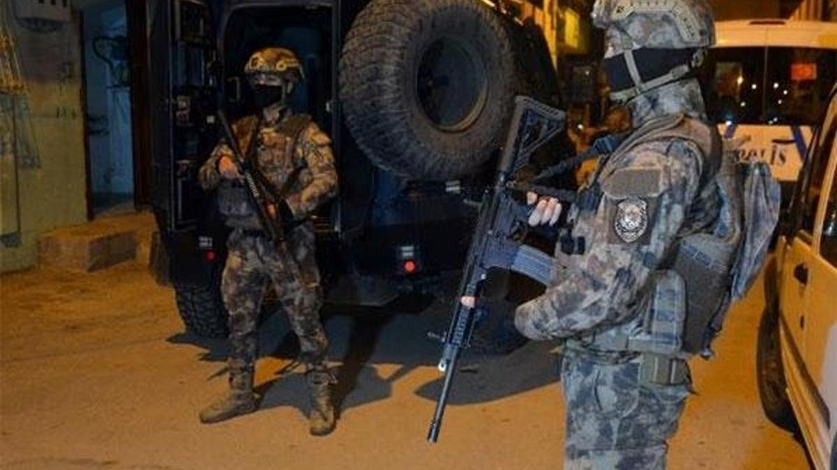 Özel harekattan şafak baskını! Çok sayıda...