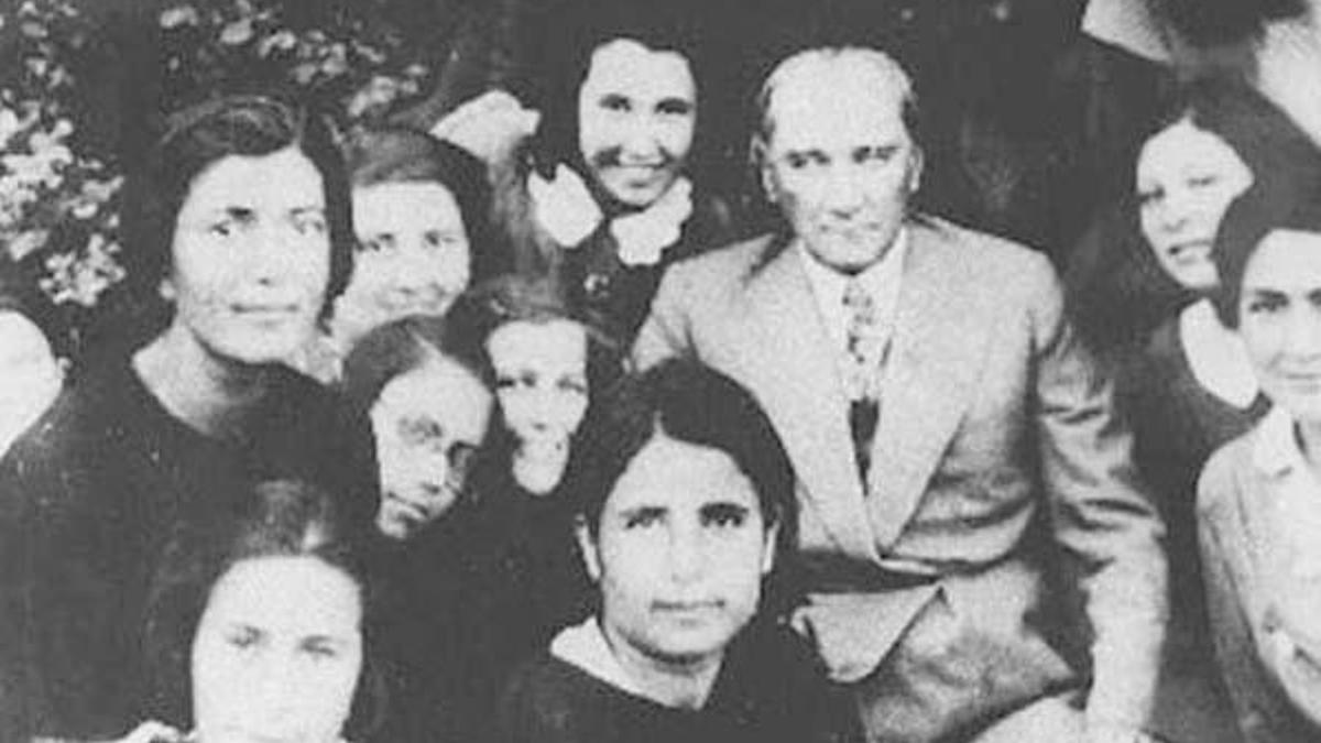 Atatürk ve Öğretmenler günü mesajı | Sevgiliye, eşe, arkadaşa, akrabaya Kısa, öz ve anlamlı öğretmenler günü mesajları ve Atatürk ile ilgili Öğretmenler Günü sözleri