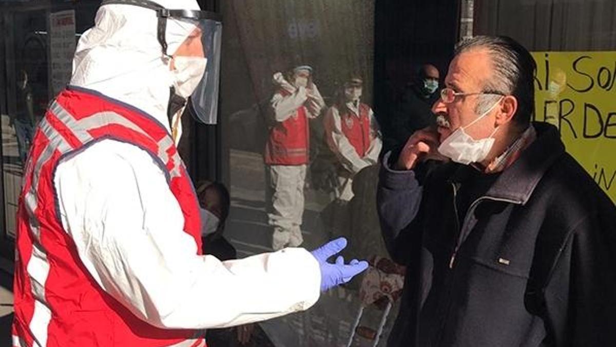 Kimliğini isteyen polise 'Hayrola' dedi! İlginç diyalog: 'Sen başka bir dünyada mı yaşıyorsun?'