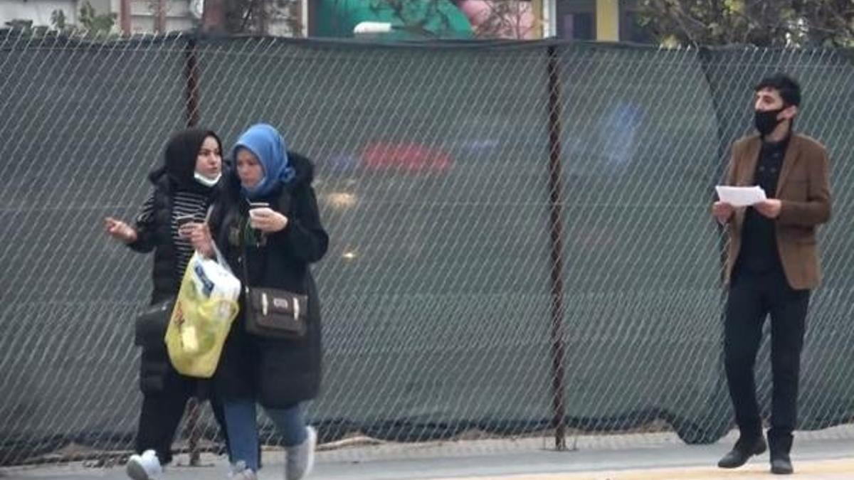 Maske takmayanlara korona olduğunu söyleyip adres sordu