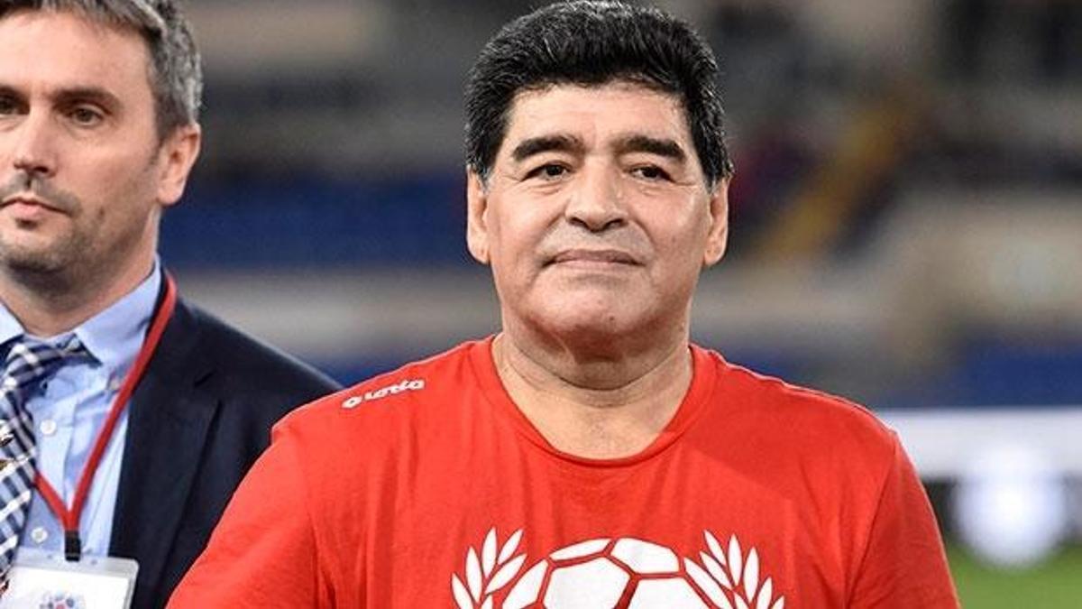 Efsane futbolcu Armando Maradona hayatını kaybetti