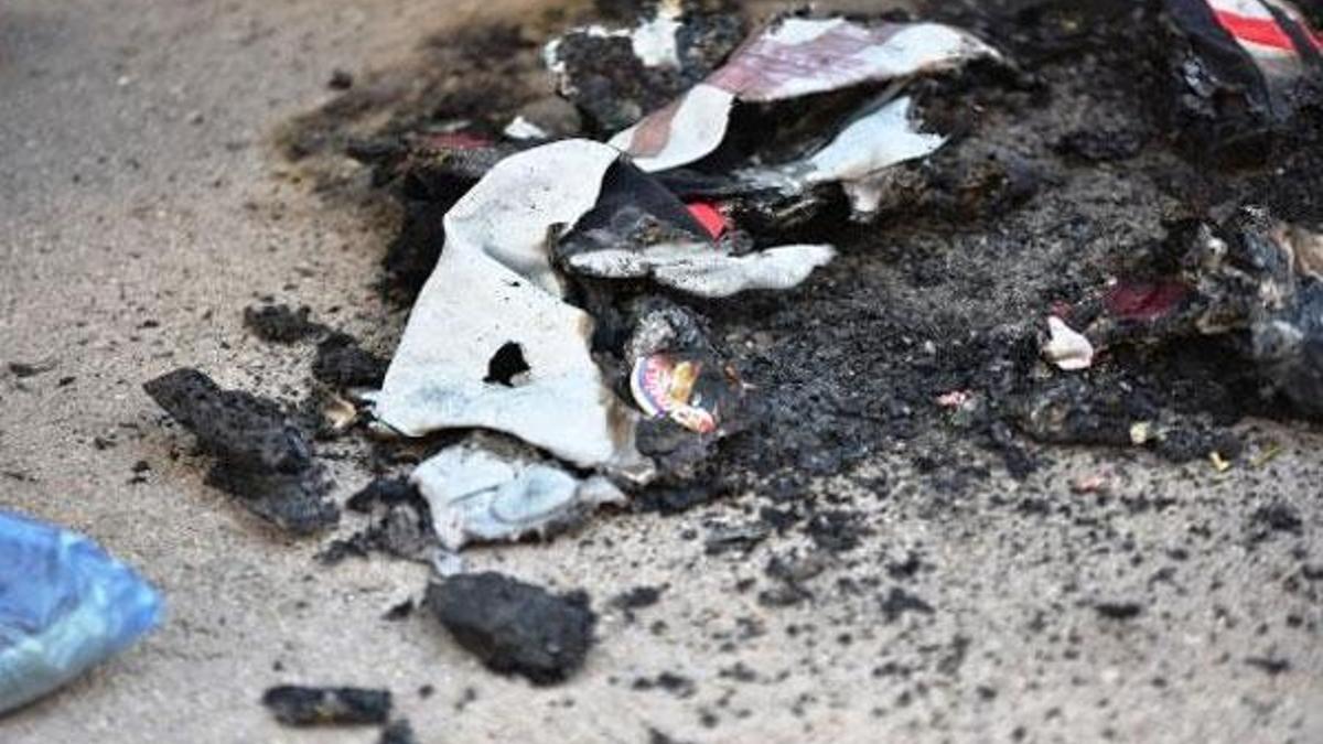 Sokakta yunus polisi üniforması ve teçhizatı yakan şüpheli aranıyor